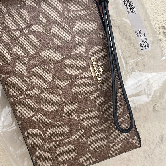 COACH LARGE WRISTLET IN SIGNATURE CANVAS KHAKI/BL - Picture 16 of 16